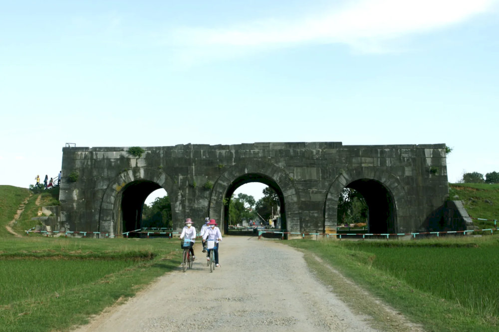 Di tích thành nhà Hồ